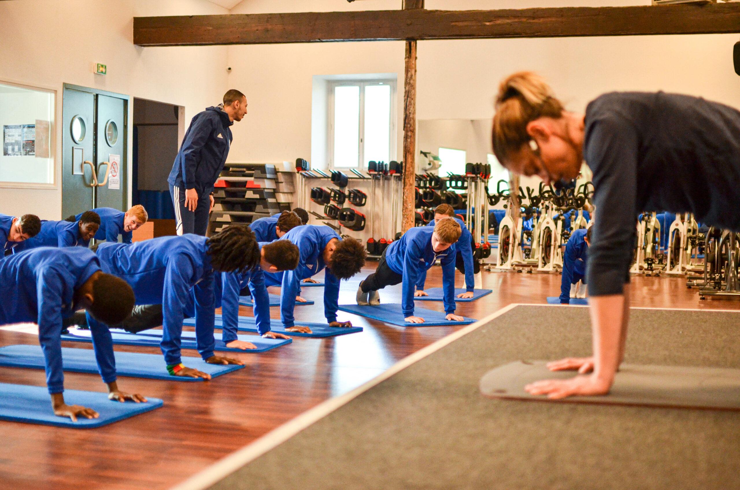 YOGA FC VERSAILLES Captonic Une routine de travail de pré activation sera proposé à nos jeunes joueurs pour optimiser encore plus la formation Versaillaise. La journée s'est finie avec une séance de yoga pour découvrir les bienfaits de cette discipline.