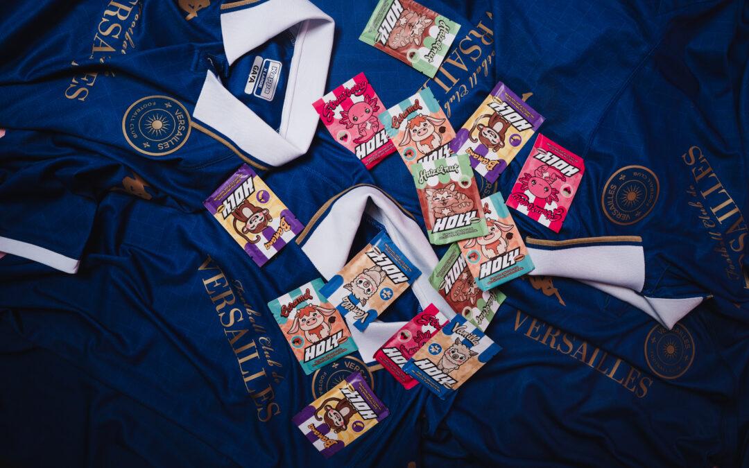 Le FC Versailles et HOLY, la marque berlinoise de boissons naturelles au ton décalé, s’associent et dévoilent le partenariat de la fHoly.